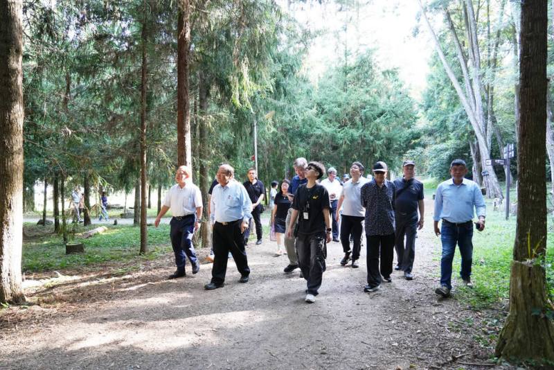 澎湖縣長陳光復（左2）11日在參訪中興大學所屬惠蓀實驗林場後表示，未來澎湖休憩園區將結合在地生態、文化與歷史特色，打造兼具教育、休憩與永續價值的綠色生活場域。（澎湖縣政府提供）