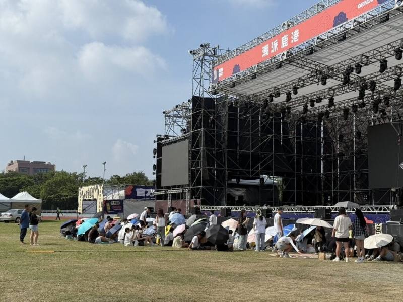 2025台灣設計展熱點活動「潮派鹿港」音樂祭11日起連續2天在鹿港體育場登場，11日上午已有熱情民眾提前到場卡位，期待晚間精彩演出。（彰化縣政府提供）