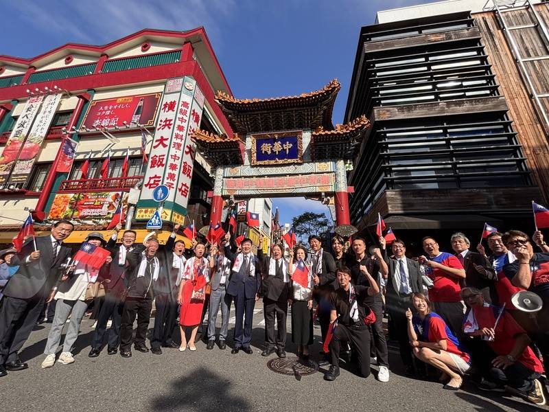 慶賀中華民國114年國慶，留日橫濱華僑總會10日在橫濱舉辦表演及遊行，場面盛大。駐日代表李逸洋等人參與，現場氣氛熱烈，並在中華街牌樓前合影