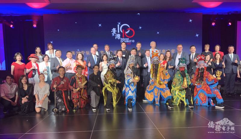 駐雪梨辦事處處長吳正偉伉儷與國慶總召吳鎧圳及工作團隊、贊助團隊、表演團隊合影