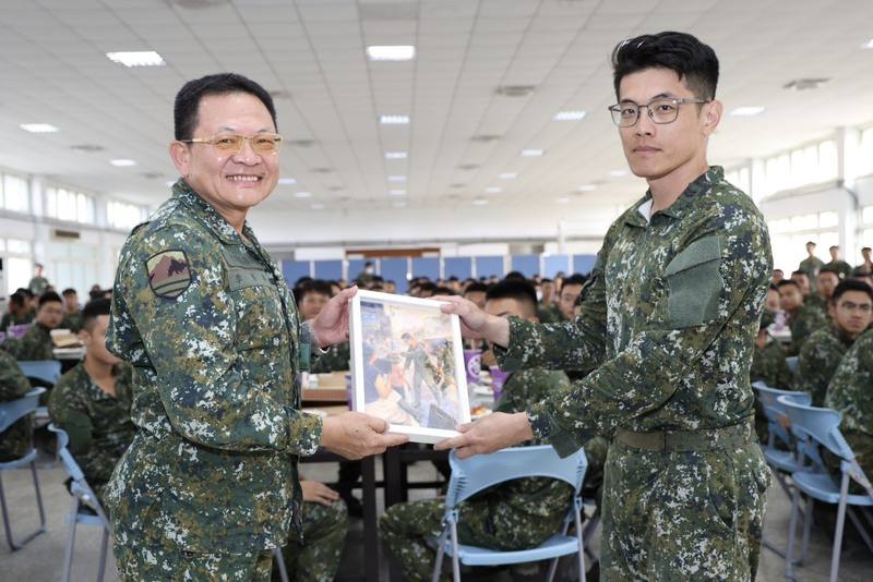 陸軍十軍團指揮官李榮華中將日前公開表揚贈帽給小女孩的士官長陳保宏。（取自青年日報臉書）