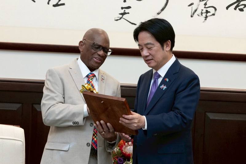 President Lai receives a gift from Saint Lucia Governor-General Errol Charles.