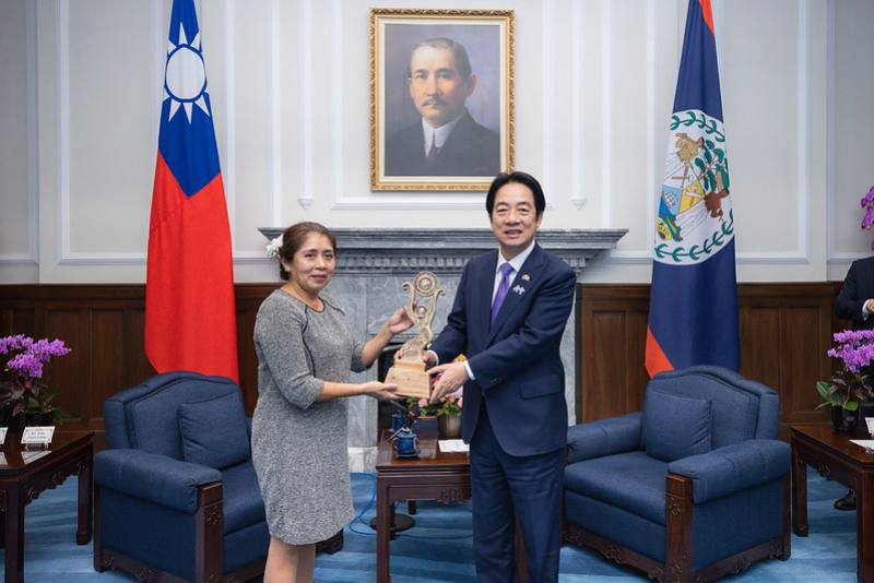 President Lai poses for a photo with Governor-General Froyla Tzalam of Belize.