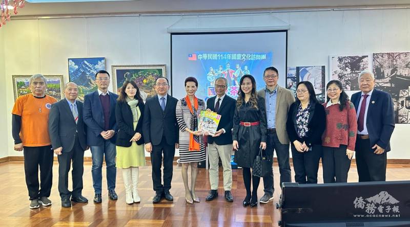 參加國慶茶會貴賓與吳新興合影