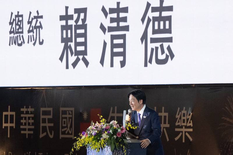 總統10日晚間前往南投貓羅溪畔出席「國慶焰火晚會」，並致詞