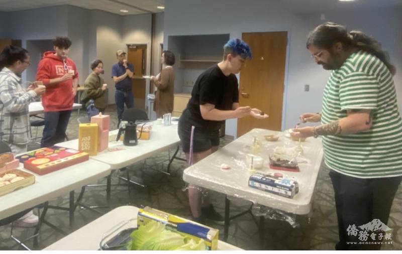 (右二)Laznaus 親手做月餅，體驗落實在生活中的文化