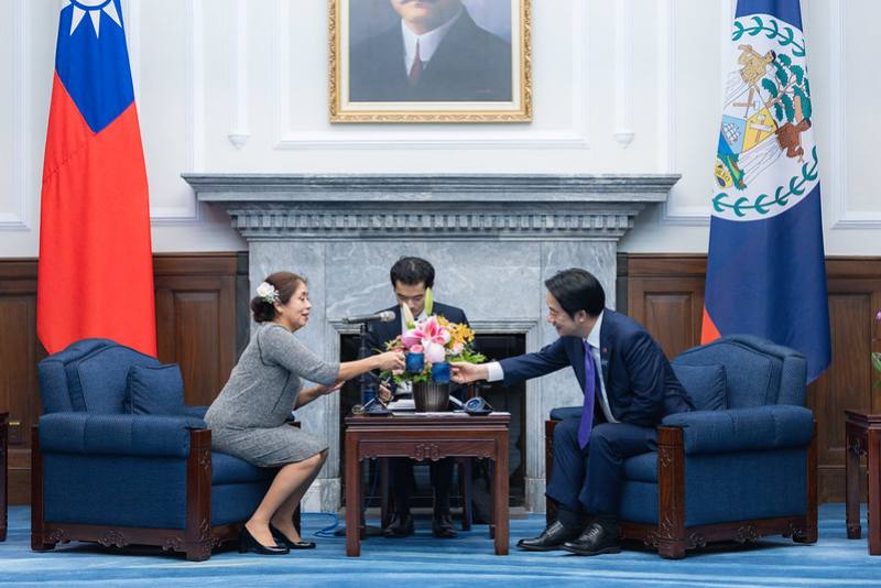 President Lai meets with a delegation led by Governor-General Froyla Tzalam of Belize and her husband.