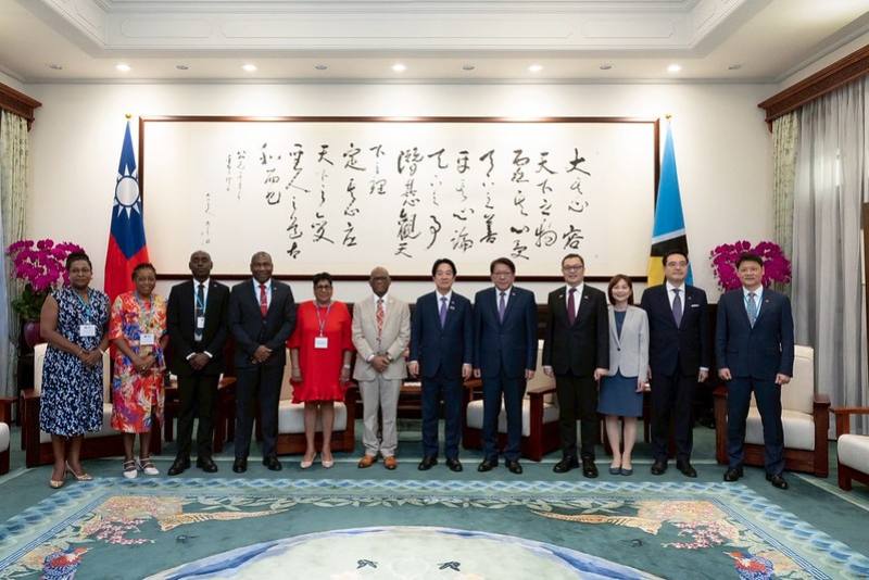 President Lai poses for a photo with Saint Lucia Governor-General Errol Charles and his wife.