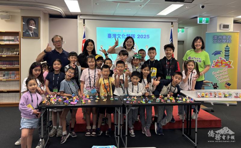 老師與學生捏麵人課程合影