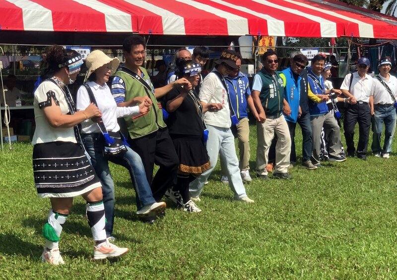 雲林縣原住民族聯合豐年祭活動11日舉行，原民會副主委陳義信（左3）、雲林縣副縣長謝淑亞（左2）和與會民眾一起跳舞，現場熱鬧滾滾