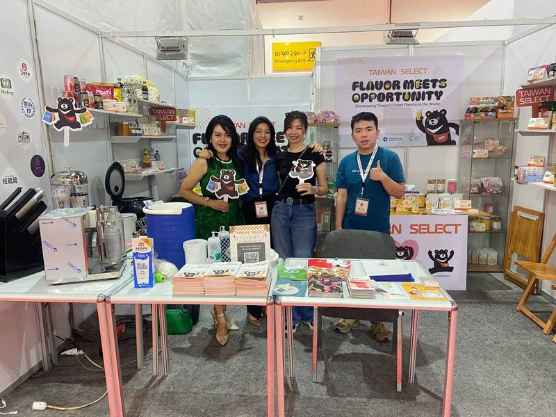 外貿協會開羅台貿中心主任王齊賢（左2）因嗅到埃及日益興盛的亞洲食品市場商機，特別召集多家台商參展，以將台灣優質產品推廣至擁有1.1億人口的消費大國