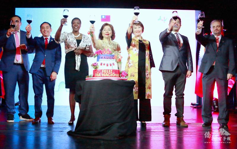 全場慶祝中華民國114年生日快樂