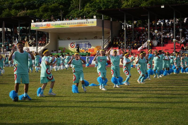 2025第9屆全國排灣族魯凱族運動會10日在屏東縣牡丹鄉牡丹國中田徑場舉辦開幕式，由牡丹鄉族人熱情舞蹈開場