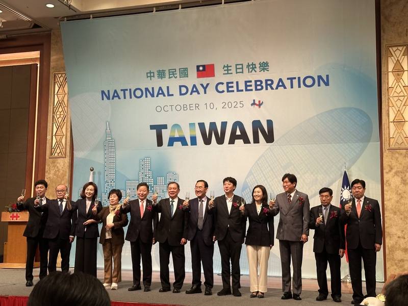 駐韓國台北代表部10日在首爾樂天飯店舉辦中華民國114年國慶酒會，代表丘高偉（左6）與台韓貴賓一同舉杯慶祝