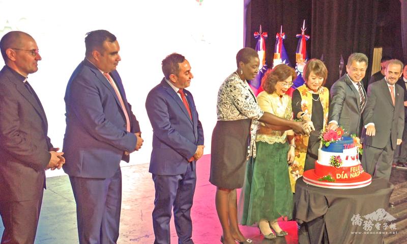 貴賓共同切蛋糕，慶祝中華民國114年生日
