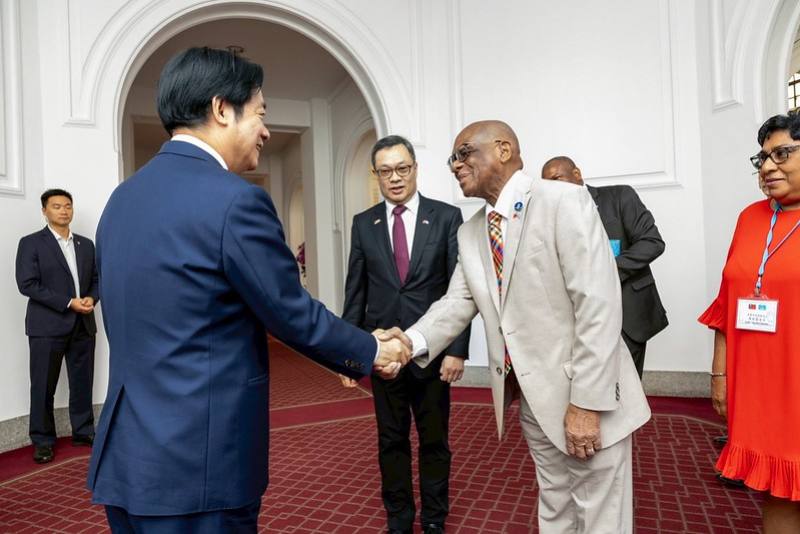 President Lai shakes hands with Saint Lucia Governor-General Errol Charles.