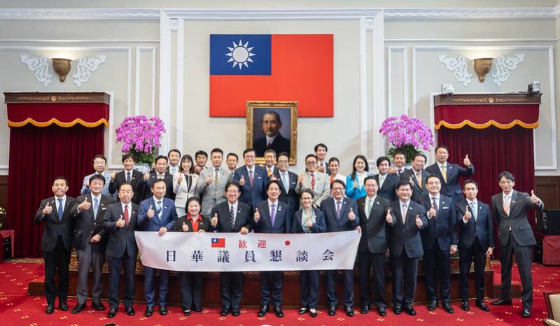 President Lai Ching-te poses for a photo with members of the Japan-ROC Diet Members’ Consultative Council.