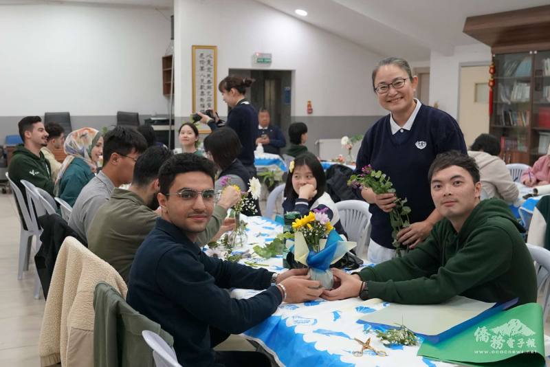 老師王曜沅將友誼之花贈予亞當，並交換祝福卡片。