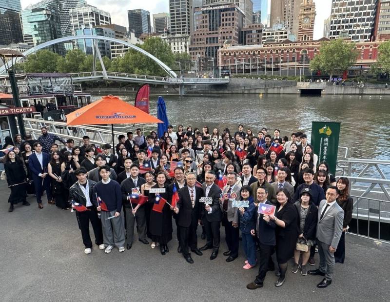 墨爾本台灣同鄉會、墨爾本大學與RMIT台灣同學會10日共同舉辦「國慶郵輪晚會」，當晚大約130位台灣留學生與台僑於South Gate碼頭登船。（張耀中提供）