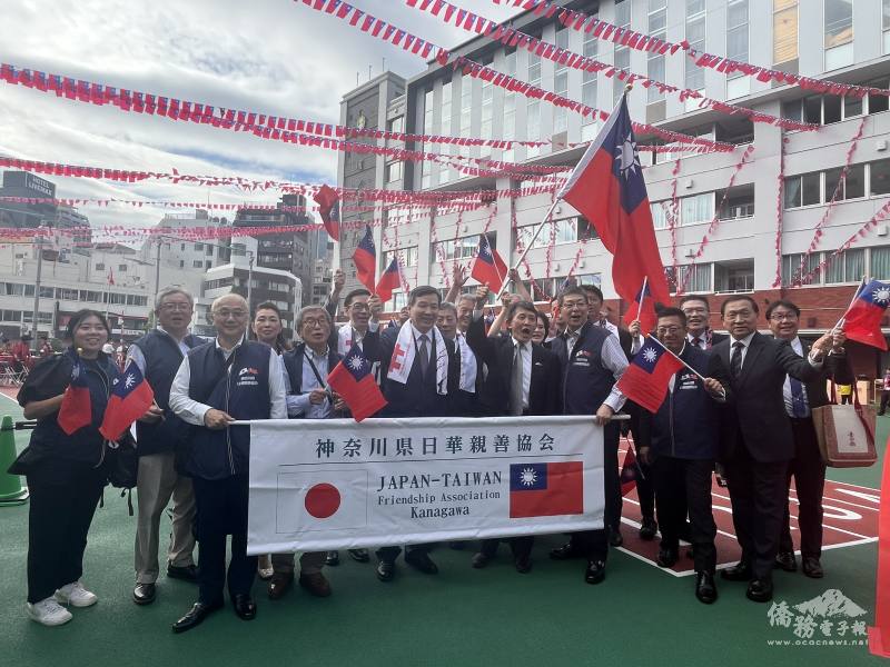 李逸洋(左7)與神奈川縣日華親善協會遊行隊伍合照