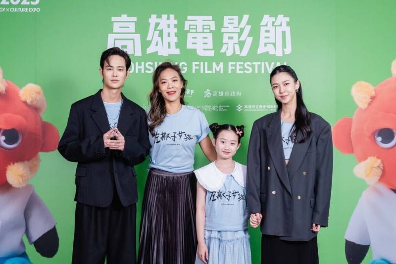 2025高雄電影節10日開跑，獲選為今年開幕片之一的電影「左撇子女孩」由導演鄒時擎（左2）領軍，率演員夏騰宏（左）、馬士媛（右）、葉子綺（右2）出席，分享拍攝點滴。（高雄電影節提供）