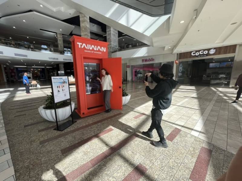 西雅圖商場時光門亮相，帶民眾沉浸北台灣美景，彷彿穿越時空走進島嶼。（觀光署提供）