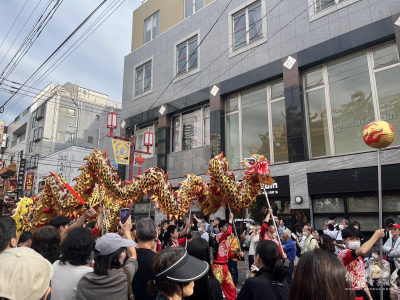 舞龍隊伍慶賀中華民國114年國慶
