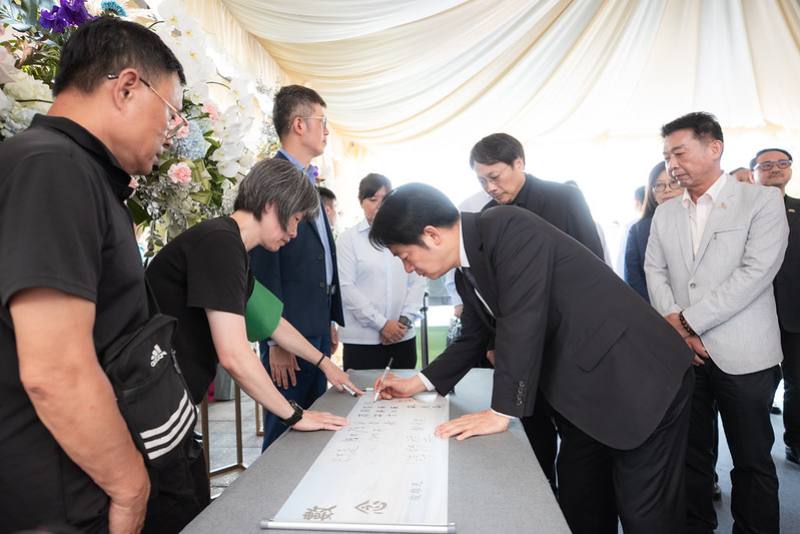 總統抵達張俊雄前院長追思告別禮拜會場