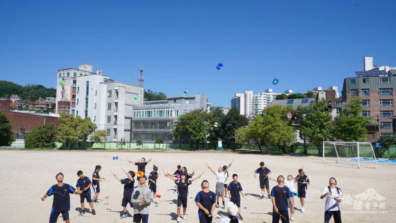 學生展現扯鈴技藝學習成果