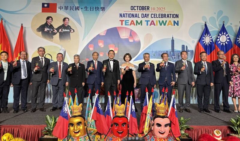 駐越南代表劉世忠（左7）伉儷、越南商工總會副主席黃光防（左6）、越南台灣事務委員會秘書長阮側柏（右6）、世界台灣商會名譽總會長李天柒（右5）、僑務諮詢委員蔡寵恩（左5）及洪志華（左4）等僑領10日晚間在台上舉杯共祝國慶，展現Team Taiwan精神