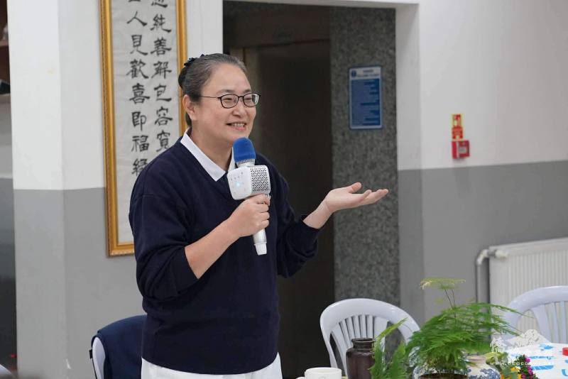 中文老師周如意於活動中向線上學伴老師與志工分享花藝教學的理念。