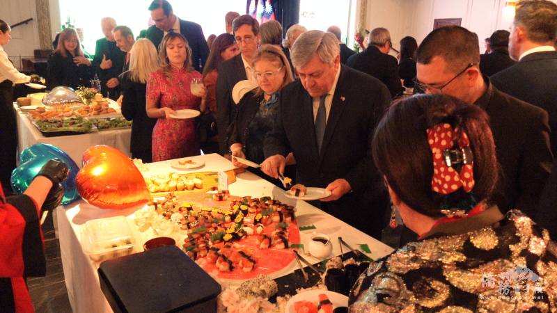 賓客享用豐盛的臺灣美食