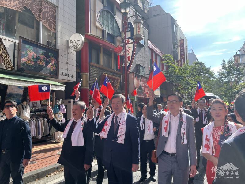 遊行隊伍高舉國旗喊「中華民國萬歲」