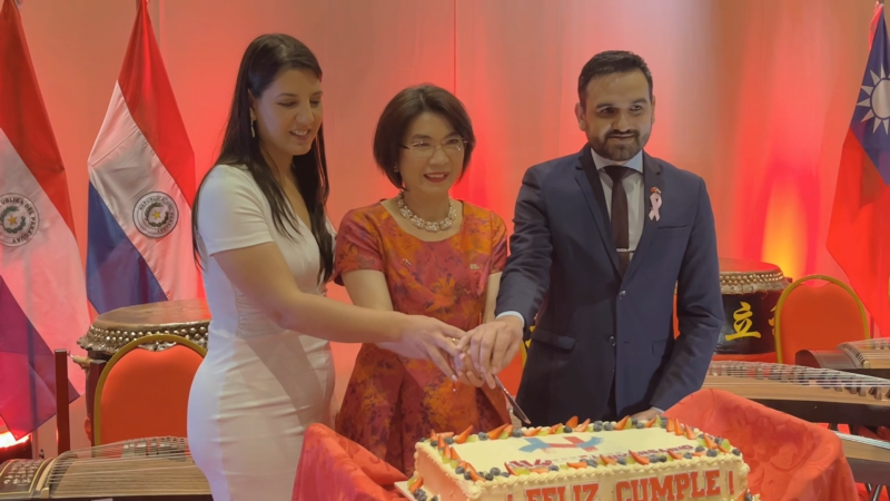(左起)米爾娜夫人、陳慧芬、索里亞議長共同切下國慶蛋糕 祝福臺巴邦誼永固