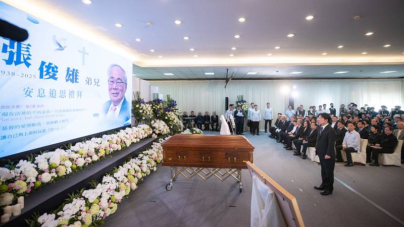 賴清德總統11日上午前往高雄頒贈總統府資政、行政院前院長張俊雄褒揚令