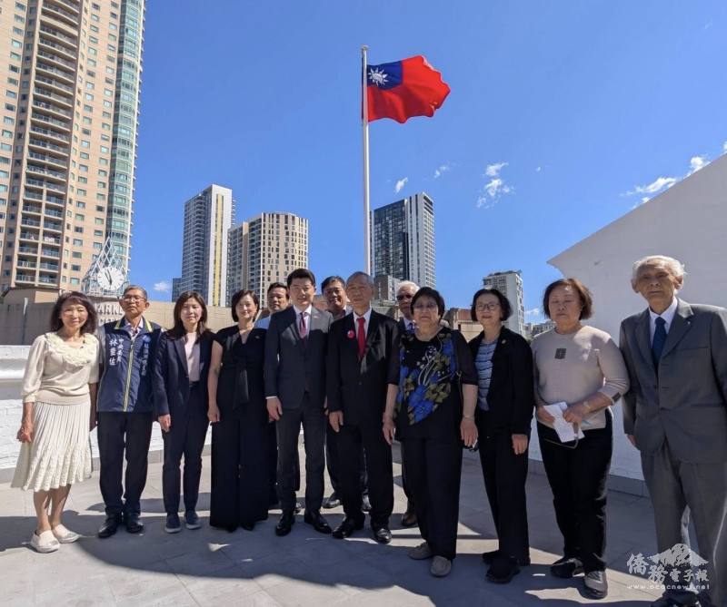 國慶升旗合影，駐雪梨辦事處處長吳正偉伉儷、雪梨文教中心主任江佳慧等出席與會