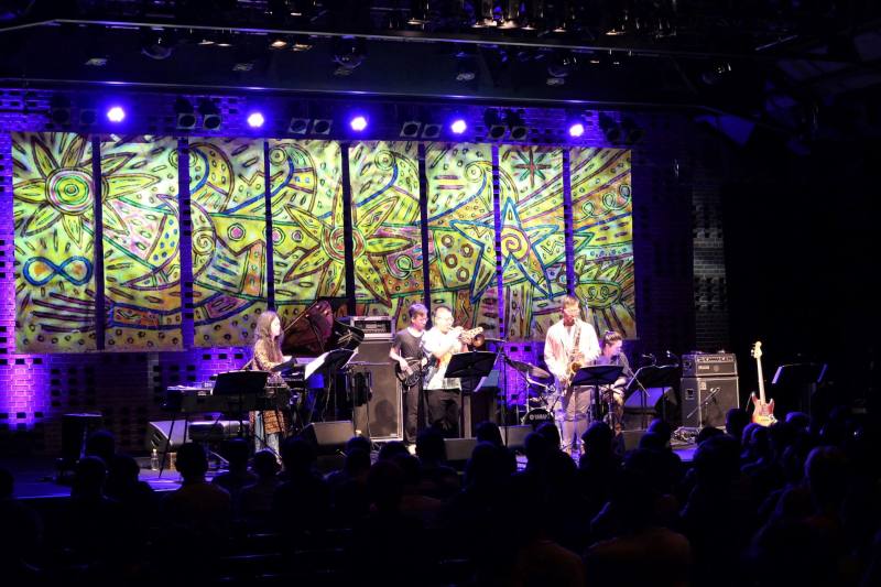 許郁瑛（左1）帶領的「Elektrikkkk_5」樂團於前半場帶來精彩的演出（臺灣文化中心提供）