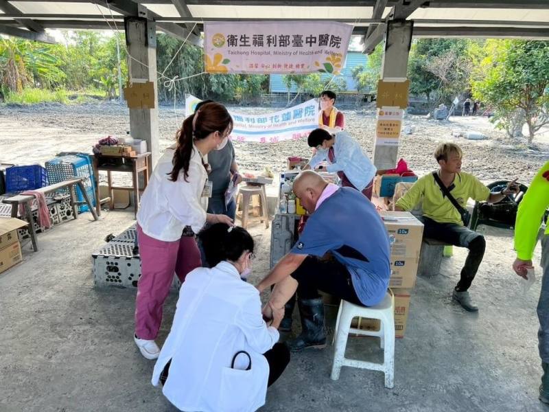 衛生福利部台中醫院組成「花蓮加油醫療隊」，在雙十國慶連假期間到花蓮縣光復鄉協助災區醫療服務，醫護人員11日表示，當地就醫患者以外傷居多。（台中醫院提供）