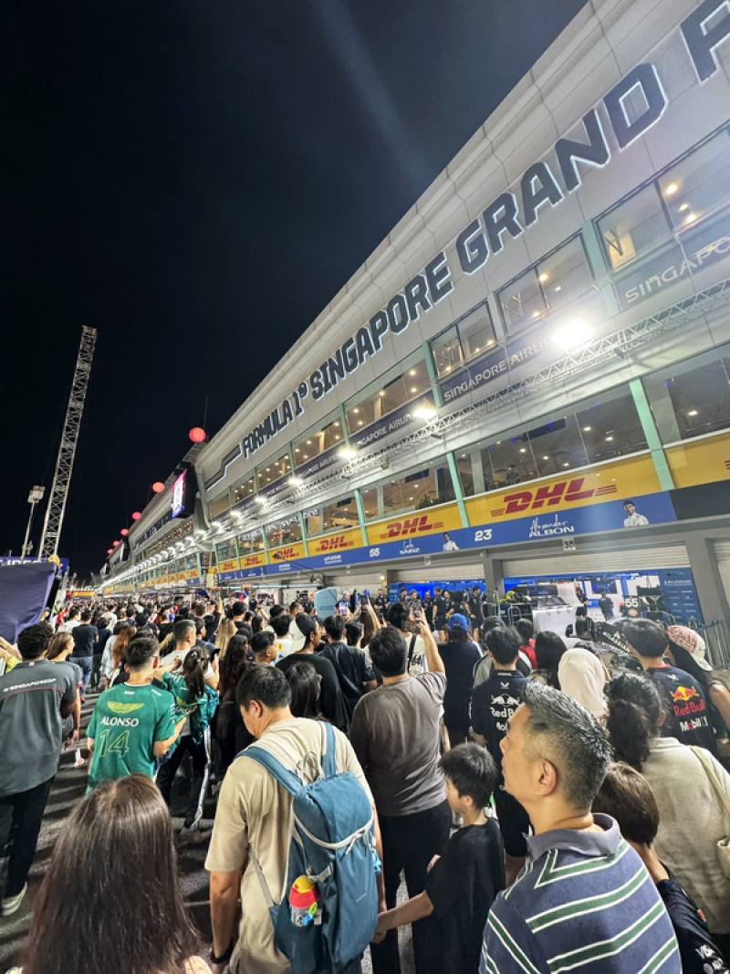 2025年一級方程式（F1）新加坡大獎賽3日至5日登場。主辦方2日晚間舉辦部分賽道開放活動，讓粉絲近距離一睹維修站工作情況