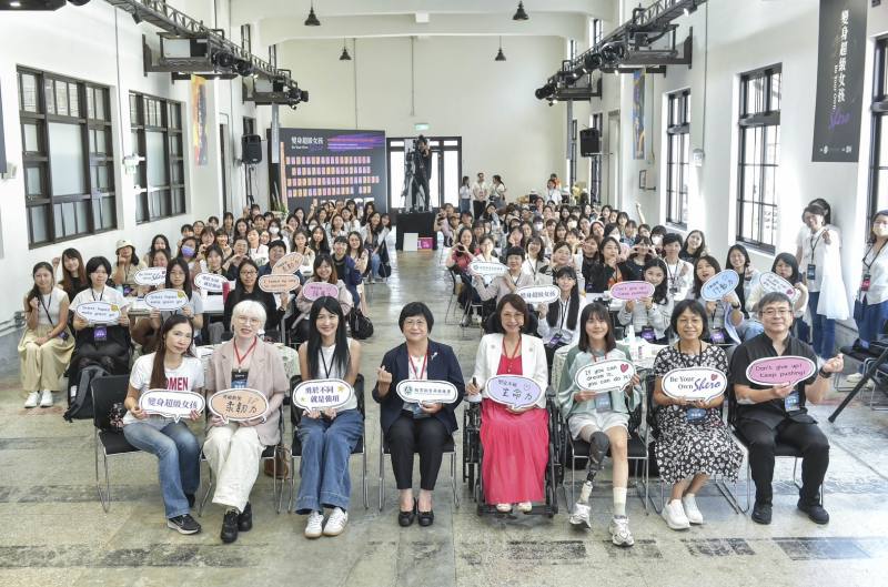 擔任上午場講師的基隆市社會處處長楊玉欣（右4）、國立清華大學同學沈利倩（右3）及青年署青諮委員鄭佩純（左2），與青年發展署署長陳雪玉（左4）、女培營學員合影