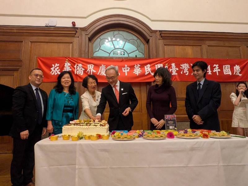 旅英僑界10日晚間在倫敦舉行國慶晚會，駐英國代表姚金祥（右3）、副代表江雅綺（右2）、英國台灣商會會長戴翌軒（右1）、駐英國代表處僑務組組長葉帝余（左1）、僑領聞頴（左3）和陳湘瑾（左2）出席，並一同切蛋糕慶祝