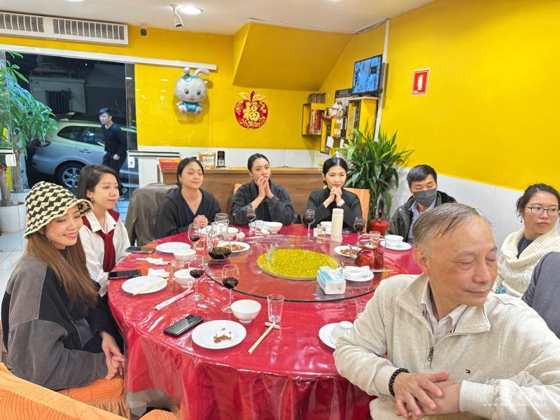 專業的當代樂坊演員們