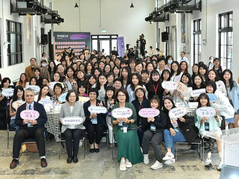 蔡英文前總統（前排左二）在「變身超級女孩—歷屆女培學員交流分享會」上，與上百名女培營學員互動熱絡