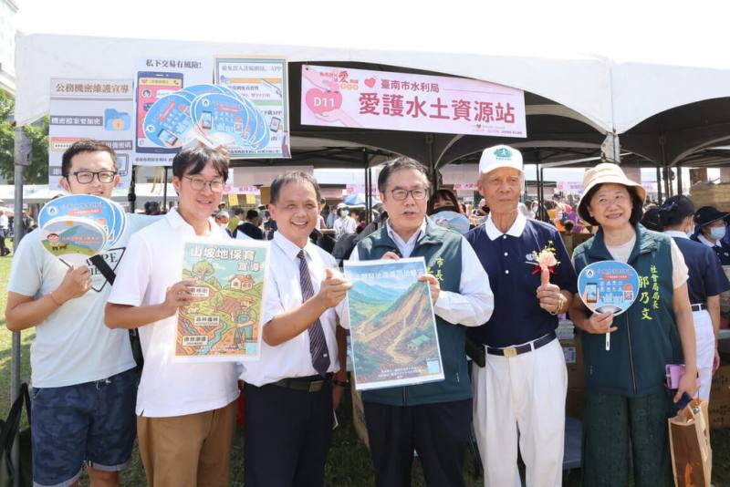 台南市政府與佛教慈濟慈善事業基金會12日在永華市政中心西側廣場合辦「大愛共善、救拔苦難」園遊會，台南市長黃偉哲（右3）到各攤位參觀。（市府提供）