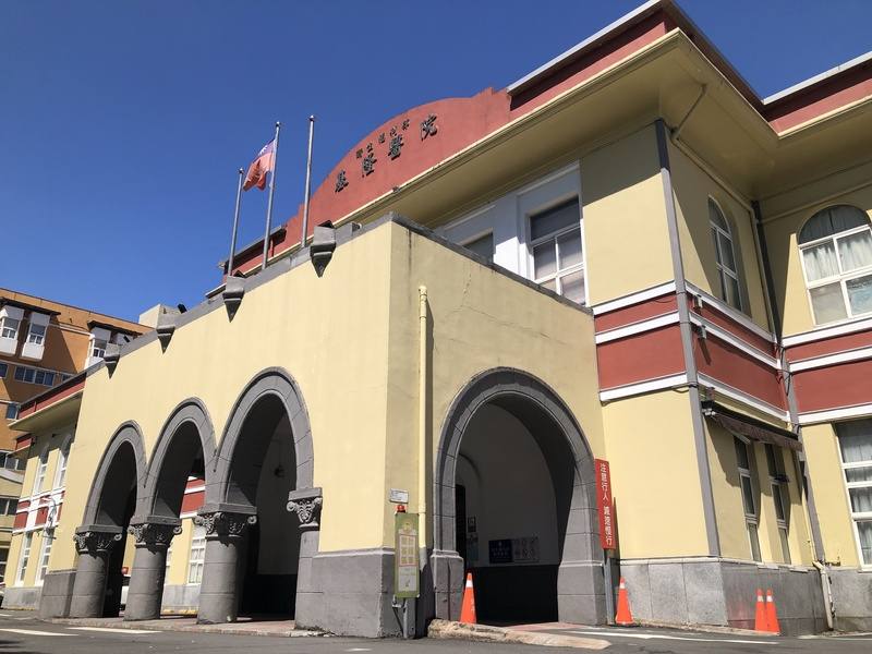 經文資委員審議後，決議將衛生福利部基隆醫院行政大樓（圖），登錄為基隆市歷史建築；基隆市政府文化觀光局表示，預計最快於民國115年完成程序