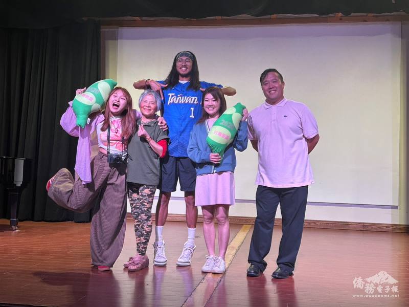 海外青年百億圓夢計畫聖地牙哥組許竣凱（圖中）與蕭竹洛（左1）也應文教中心主任蕭蓓如(右2)之邀前來參加，與僑民同樂。圖右1為聖地牙哥臺灣同鄉會會長郭孟鑫、左2為前會長林淑美