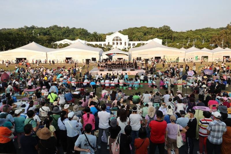 2025南投世界茶業博覽會系列活動「馬拉桑野餐趣」11日在中興新村大操場熱鬧展開，上千遊客席地野餐，同時聆賞原住民歌舞演出。（南投縣政府提供）