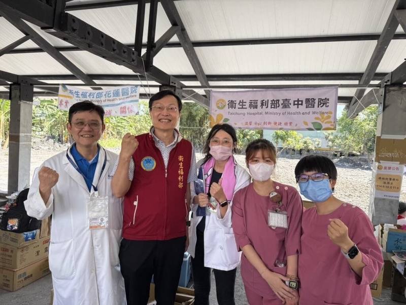 衛福部醫福會副執行長王裕煒（左2）11日在花蓮醫院副院長林哲民（左）陪同下，前往光復鄉佛祖街旁「台中醫院醫療站」探視關心，並慰勞醫師柯昊錚（中）、護理師蕭子涵（右）、洪瑜緹（右2）。（台中醫院提供）