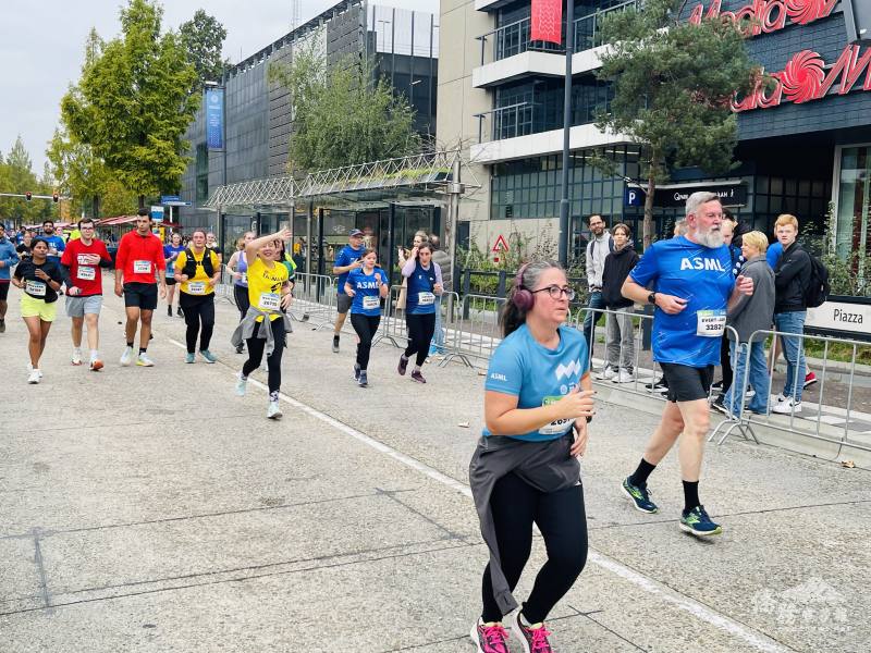 南荷臺灣廠商聯誼會志工團核心成員盧宛秀（著黃T恤者）也參加賽事