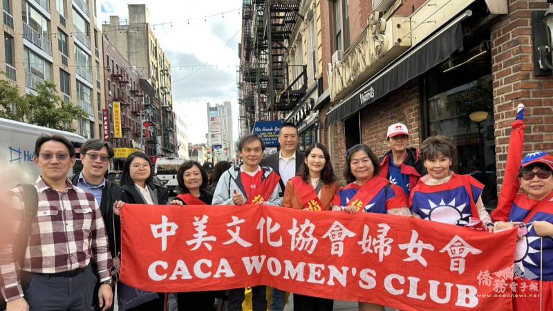 紐澤西遊行僑胞與王怡如（前排右4）、文教中心副主任王鈺淇（左3）合影